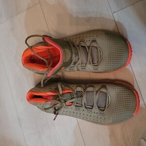 Underarmour basketball midtops green/neon orange like new, men's 10